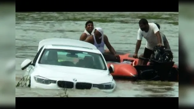Imagem ilustrativa da notícia Jovem fica insatisfeito e joga BMW em rio de propósito após não ganhar um Jaguar 