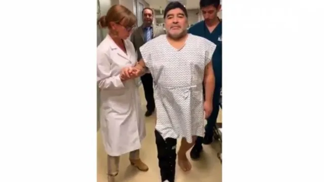Imagem ilustrativa da notícia Maradona volta a andar após cirurgia no joelho