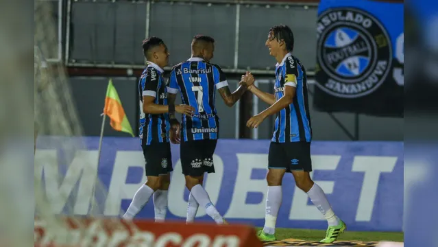 Imagem ilustrativa da notícia Grêmio
e Inter brigam por G-4 após fracassos em mata-matas