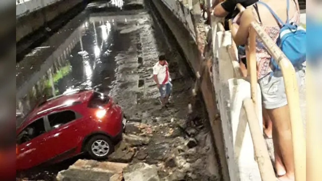 Imagem ilustrativa da notícia Carro cai no canal da Tamandaré e outro capota na Manoel Barata em Belém
