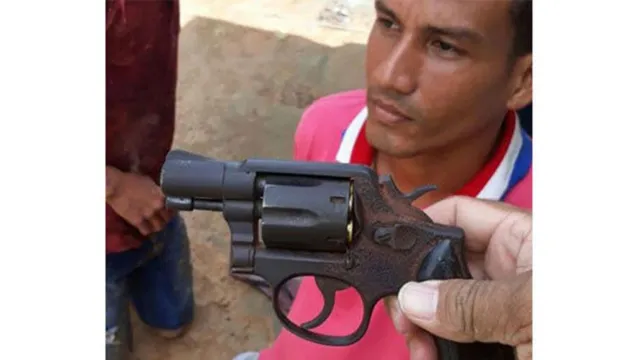 Imagem ilustrativa da notícia PMs encontram arma de fogo na cintura de venezuelano durante abordagem