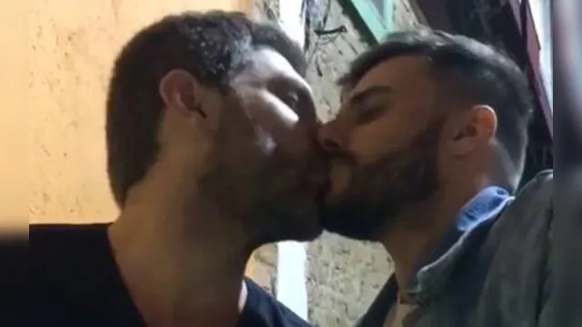 Imagem ilustrativa da notícia Ator da Globo posta foto aos beijos com o namorado e encanta a web