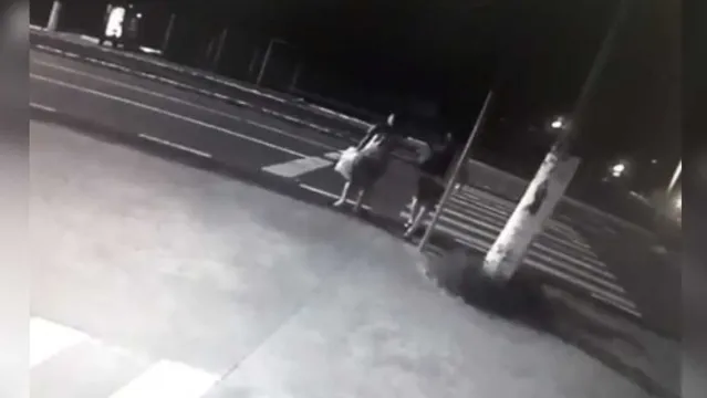 Imagem ilustrativa da notícia Vídeo: adolescente mata atropelado homem que atravessava na faixa