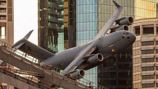 Imagem ilustrativa da notícia Aviões assustam moradores ao passar entre prédios; assista!