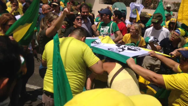 Imagem ilustrativa da notícia Homem cai de trio elétrico em manifestação pró-Bolsonaro em Belém. Veja o vídeo!