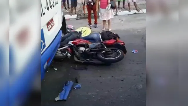 Imagem ilustrativa da notícia Colisão entre motocicleta e ônibus deixa dois feridos em avenida de Belém