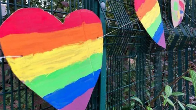 Imagem ilustrativa da notícia Alunos surpreendem com corações coloridos professor vítima de homofobia