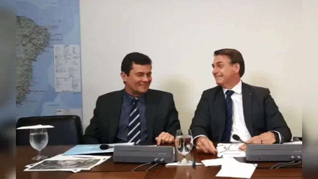 Imagem ilustrativa da notícia Bolsonaro sugere relacionamento entre ministros e deixa Moro constrangido; veja o vídeo!