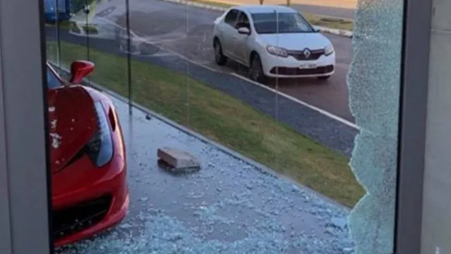 Imagem ilustrativa da notícia Homem invade lojas e danifica Ferrari avaliada em R$ 1,5 milhão