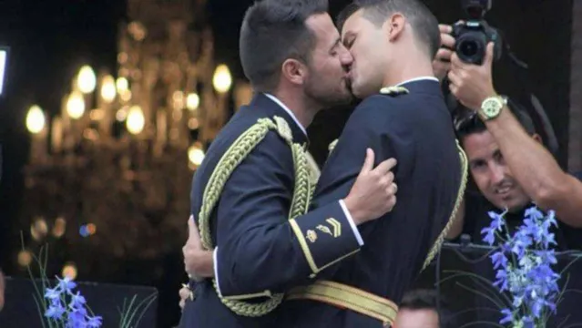 Imagem ilustrativa da notícia Policiais se casam fardados pela primeira vez 