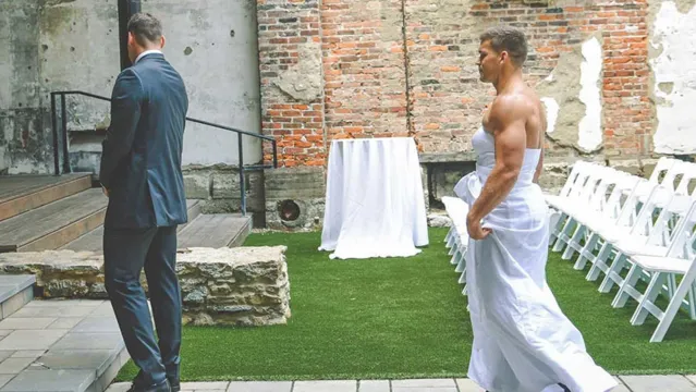 Imagem ilustrativa da notícia Homem esperava noiva no altar mas é surpreendido pelo amigo vestido de noiva