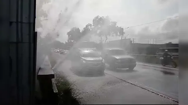 Imagem ilustrativa da notícia Vídeo: Adutora rompe e jato de água prejudica motoristas na BR-316