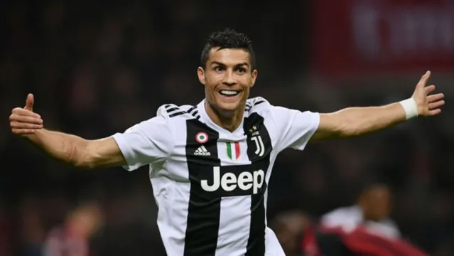 Imagem ilustrativa da notícia Cristiano Ronaldo chega em treino vestido de palhaço e surpreende jogadores 