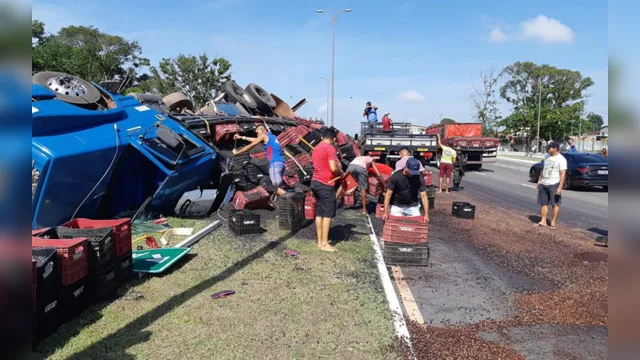 Imagem ilustrativa da notícia Caminhão com carga de açaí tomba em avenida de Belém