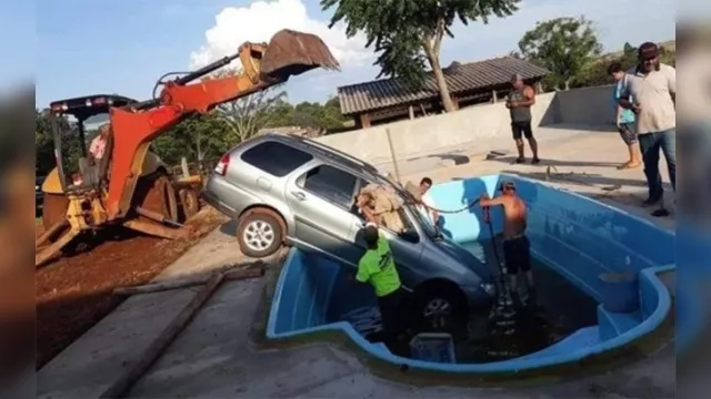 Imagem ilustrativa da notícia Criança de 2 anos tenta dirigir carro dos pais e vai parar dentro de piscina