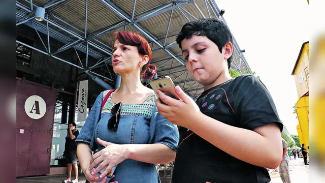 Imagem ilustrativa da notícia Uso excessivo de celulares e tablets pode prejudicar visão das crianças