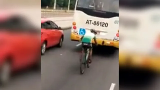 Imagem ilustrativa da notícia Vídeo: Ciclista é flagrado andando em vácuo de ônibus na Augusto Montenegro 