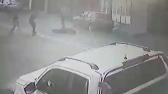 Imagem ilustrativa da notícia Vídeo mostra momento em que homem é fuzilado no meio da rua. Assista!