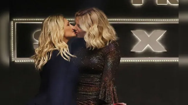 Imagem ilustrativa da notícia Antônia Fontenelle e Natália Klein se beijam no palco em prêmio pornô. Veja o vídeo!