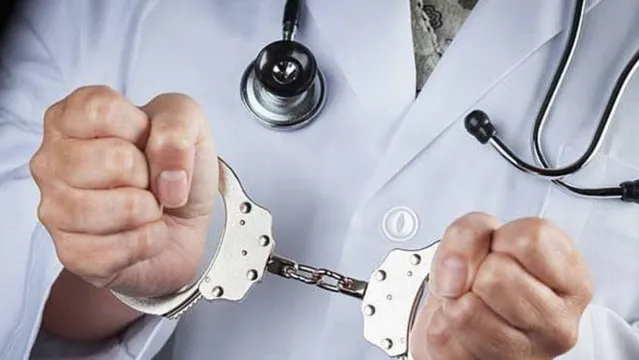 Imagem ilustrativa da notícia Médico é preso suspeito de estuprar paciente durante exame de próstata  