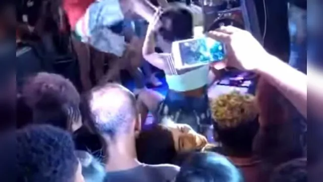 Imagem ilustrativa da notícia Namorado invade palco e chuta rosto de mulher que dançava funk; veja o vídeo!
