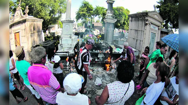 Imagem ilustrativa da notícia Familiares aproveitaram o Dia de Finados para fazer homenagens nos cemitérios