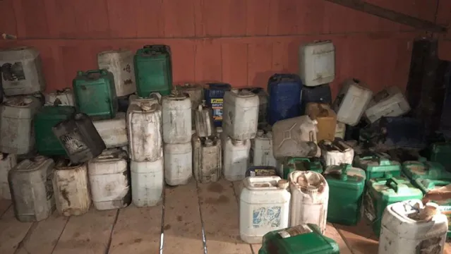 Imagem ilustrativa da notícia Polícia acha dezenas de galões com gasolina em área de proteção no Pará 