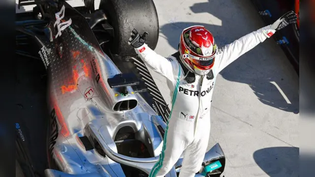 Imagem ilustrativa da notícia Hamilton vence e está perto de recorde de Schumacher na F1