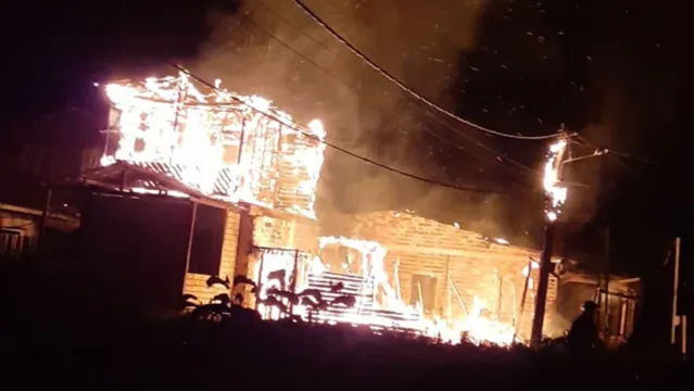 Imagem ilustrativa da notícia Incêndio destrói casas no interior do Pará. Veja o vídeo!