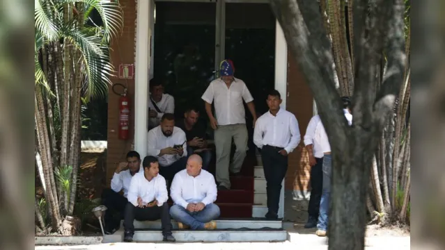 Imagem ilustrativa da notícia Apoiadores
de Guaidó deixam embaixada venezuelana em Brasília