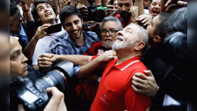 Imagem ilustrativa da notícia Lula ganha título de cidadão de Paris