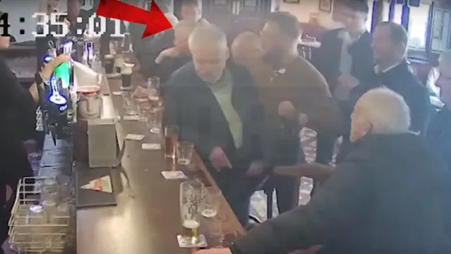 Imagem ilustrativa da notícia Lembra dele? Conor McGregor agride idoso em bar por causa de uísque; veja o vídeo