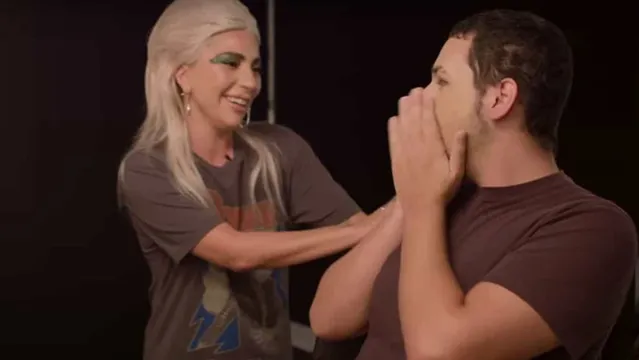 Imagem ilustrativa da notícia Vídeo: Lady Gaga surpreende fã e encanta a web 