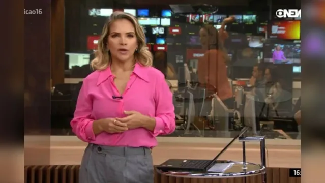 Imagem ilustrativa da notícia Jornalista é flagrada rebolando durante 'ao vivo' na Globo. Veja o vídeo !