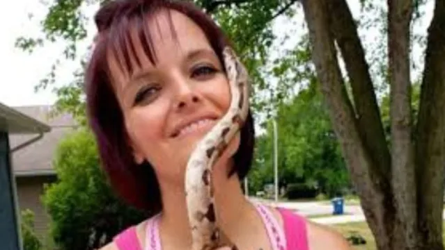 Imagem ilustrativa da notícia Mulher é encontrada morta com cobra enrolada no pescoço 