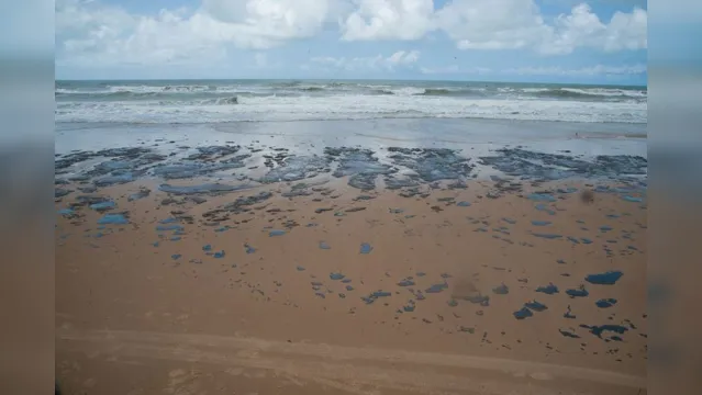 Imagem ilustrativa da notícia Fragmentos de óleo chegaram a praia do Espírito Santo
