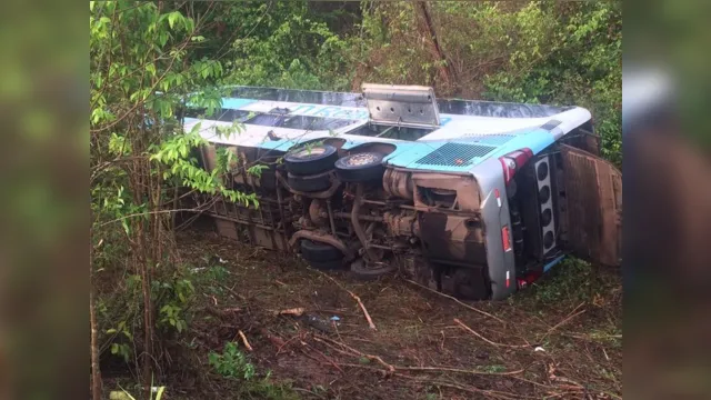 Imagem ilustrativa da notícia Ônibus tomba e deixa 17 passageiros feridos no
sudeste paraense