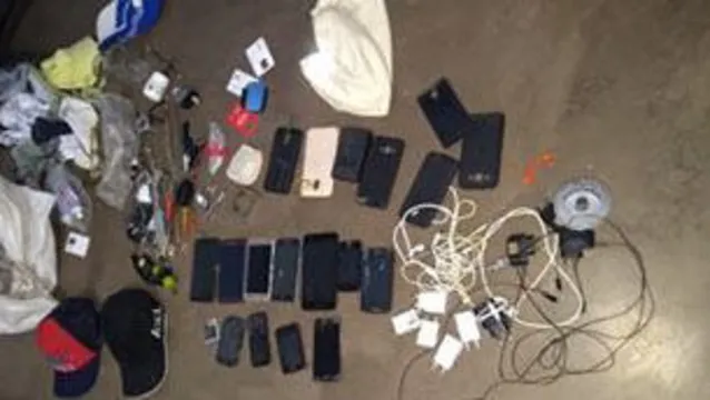 Imagem ilustrativa da notícia Polícia encontra onze celulares em cela de presídio 