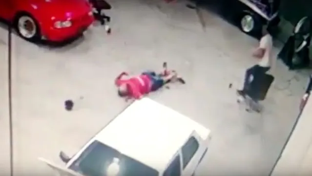 Imagem ilustrativa da notícia Cenas Fortes: peça de carro se solta sozinha e mata mecânico 