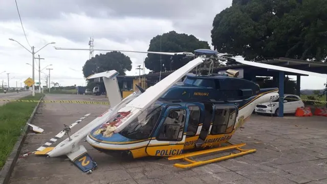 Imagem ilustrativa da notícia Helicóptero da PRF cai ao tentar fazer pouso de emergência e piloto fica ferido