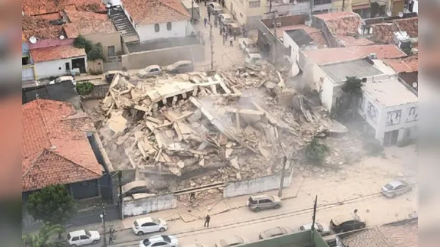 Imagem ilustrativa da notícia Vídeo mostra momento em que prédio desaba em Fortaleza. Veja