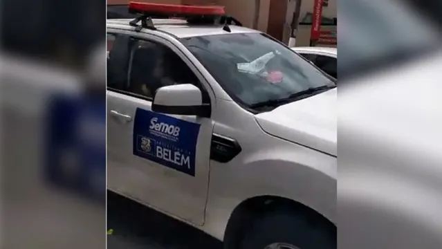 Imagem ilustrativa da notícia Agentes da Semob multam dentro de carro e revoltam cidadão; assista!