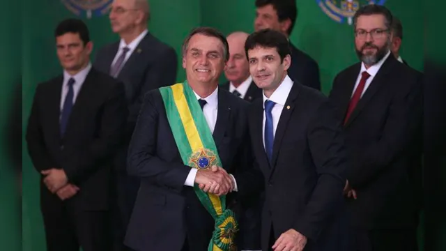 Imagem ilustrativa da notícia Ex-assessor e planilha ligam Bolsonaro a esquema de caixa dois 