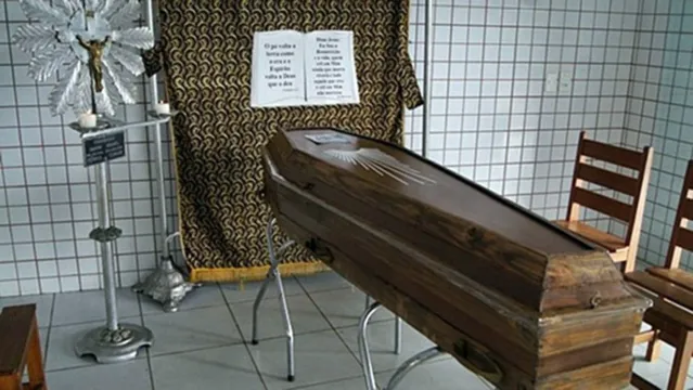 Imagem ilustrativa da notícia Morto ‘aperta mão’ da esposa no caixão e causa pânico em velório