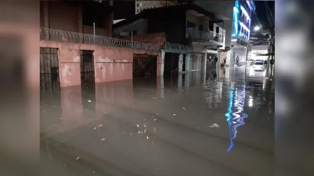 Imagem ilustrativa da notícia Chuva forte provoca alagamentos e trânsito parado em Belém nesta segunda-feira