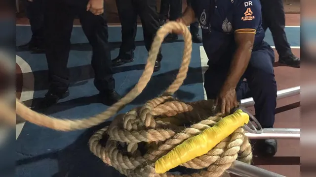 Imagem ilustrativa da notícia Emoção e tensão: Vídeo mostra exato momento em que corda é atrelada à berlinda