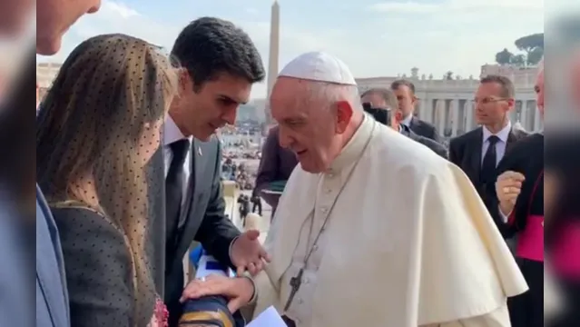 Imagem ilustrativa da notícia Abençoados! Papa Francisco recebe de Helder camisas de Remo e Paysandu