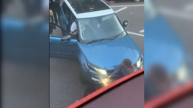 Imagem ilustrativa da notícia Imagens fortes: mulher é esmagada por carros após discussão no trânsito. Veja o vídeo!