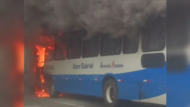 Imagem ilustrativa da notícia Ônibus é destruído por fogo em avenida de Belém. Veja o vídeo!