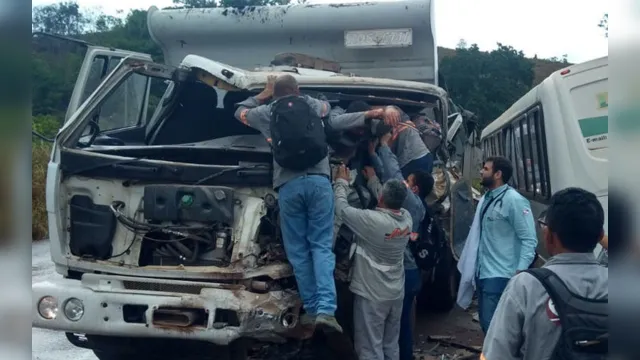 Imagem ilustrativa da notícia Caçamba e ônibus com funcionários de empresa colidem no Pará